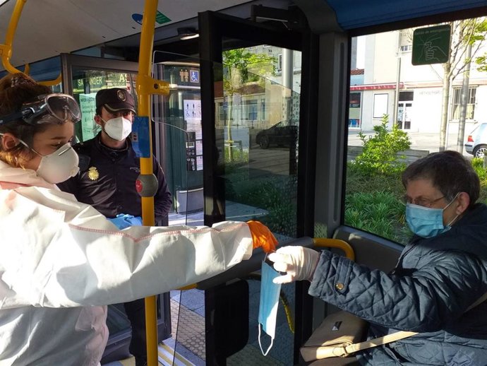 Reparto de mascarillas en un autobús