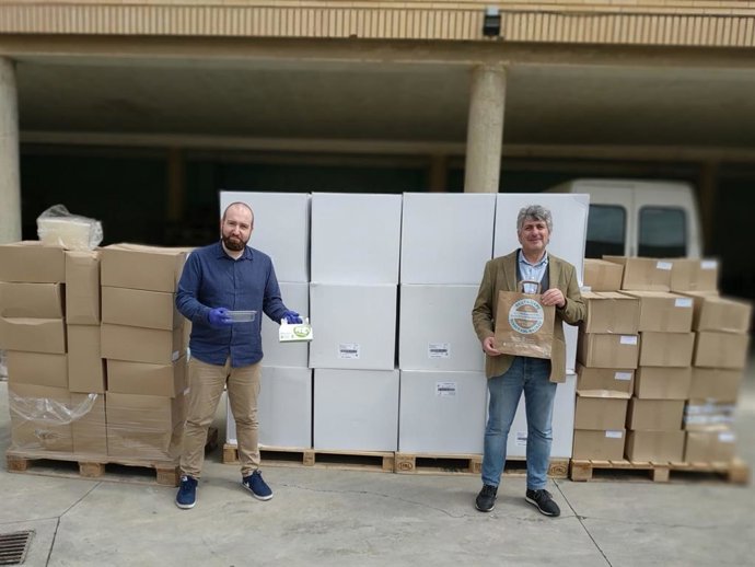 David Crespo, coordinador de Villa Javier, y Fernando Mendoza, gerente del Consorcio de Residuos de Navarra, con el material donado al comedor social de Tudela.