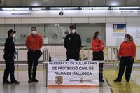 El reparto de mascarillas sucede con normalidad entre trabajadores que usan transporte público en Baleares