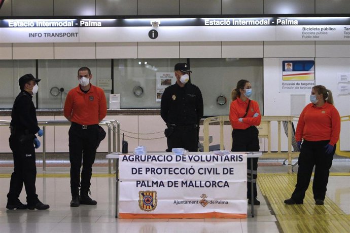 Reparto de mascarillas en la estación Intermodal tras la reactivación de la actividad laboral no esencial en Palma.