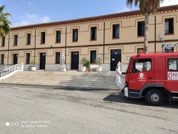 Bomberos de la provincia desinfectan la residencia de Villanueva del Río