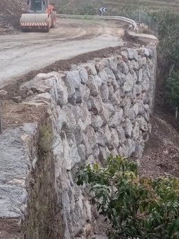 Carretera entre Almáchar y El Borge cuya calzada se hundió el pasado 23 de marzo y que se prevé abrir en los próximos días tras concluir su reparación