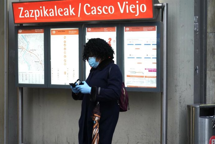 Una mujer con mascarilla pasea por el casco viejo de Bilbao en el segundo día laborable en estado de alarma en Bilbao, Vizcaya, País Vasco (España), a 17 de marzo de 2020.