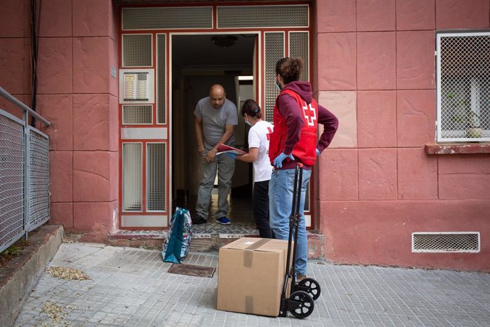 Campanya d'entrega d'aliments a famílies vulnerables de la Creu Roja a Barcelona durant el confinament pel coronavirus