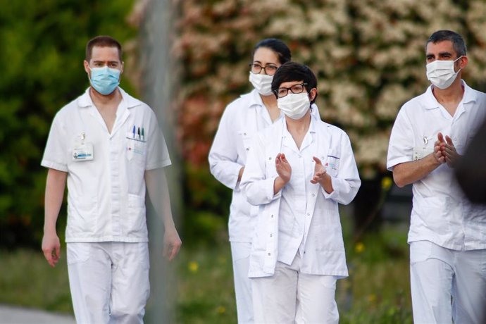 Varios sanitarios aplauden a Fuerzas y Cuerpos de Seguridad durante el homenaje diario a los sanitarios en el Hospital Infanta Elena de Valdemoro como consecuencia de la pandemia de coronavirus en Valdemoro, Madrid, España, a 13 de abril de 2020.