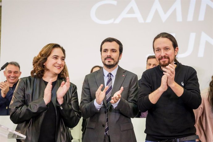 (I-D) La alcaldesa de Barcelona, Ada Colau, el ministro de Consumo, Alberto Garzón, y el vicepresidente segundo del Gobierno, Pablo Iglesias