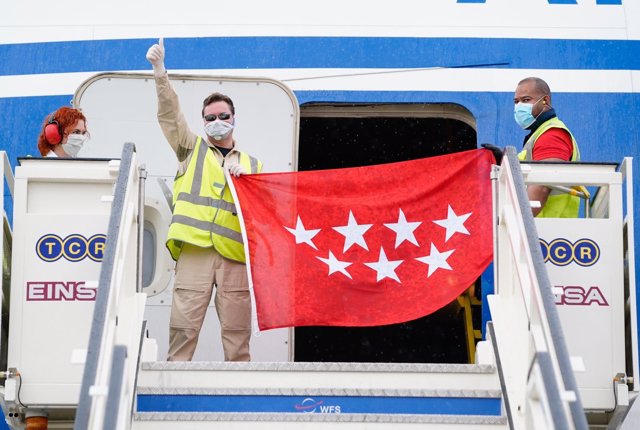 Aterriza en Madrid el cuarto avión con material adquirido por la Comunidad