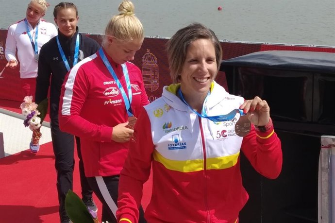 La piragüista española Teresa Portela muestra su medalla en el Mundial 2019