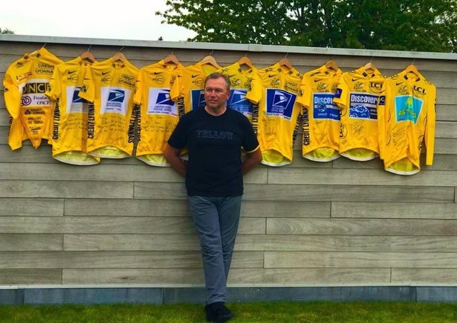 Johan Bruyneel posa con los maillots del Tour de Francia de sus corredores