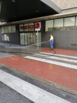 Operario de Limasa en tareas de desinfección