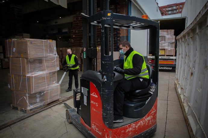 Un trabajador desplaza el cargamento de material sanitario que ha llegado procedente de China y servirá para los trabajadores que están prestando un servicio esencial en Barcelona, Catalunya, (España), a 2 de abril de 2020.