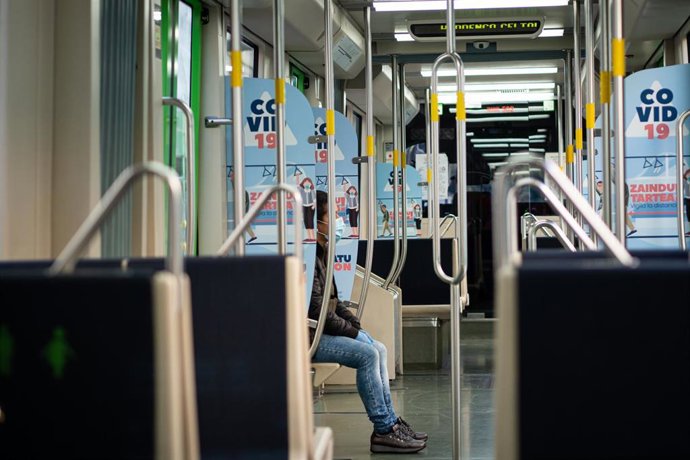 Una mujer protegida con mascarilla hace uso de un tranvía de Vitoria-Gasteiz el día en el que se reactiva la actividad laboral no esencial en País Vasco en Vitoria-Gasteiz, Álava, País Vasco, (España), a 14 de abril de 2020.