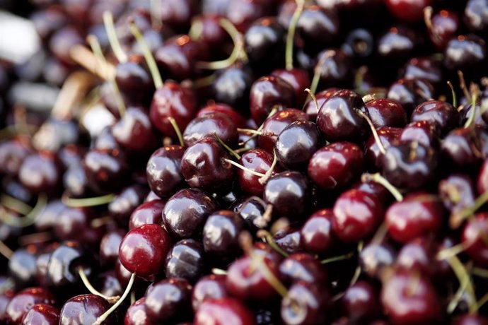 Cerezas en un mercado.