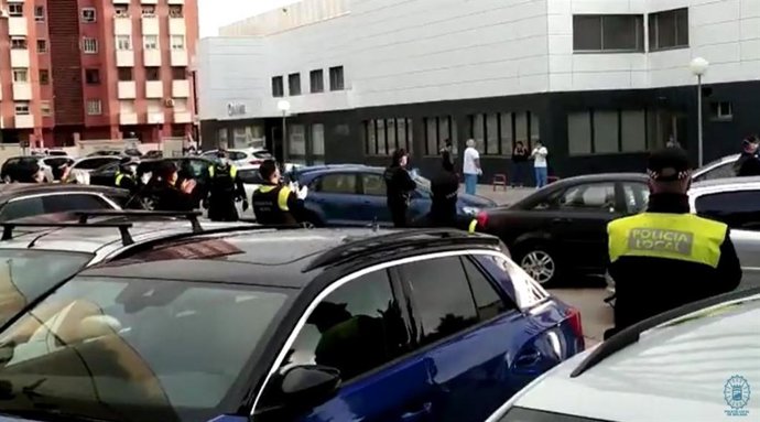 Policías Locales de Málaga homeajean a un compañero ingresado por COVID-19 cuyo padre ha fallecido por est enfermedad