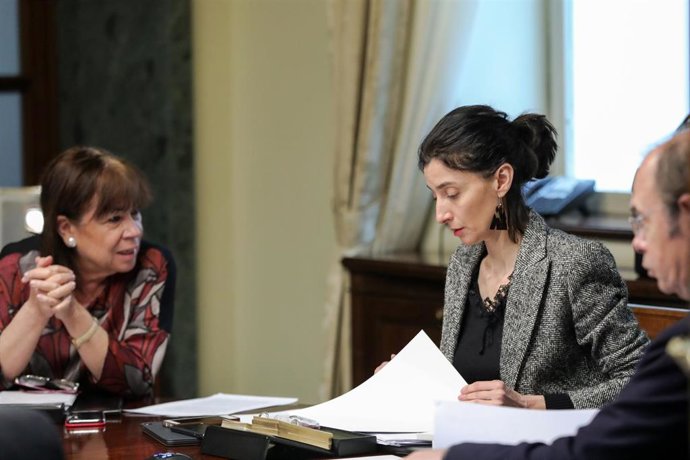 La vicepresidenta primera del Senado, Cristina Narbona (i) y la presidenta de la Mesa del Senado, Pilar Llop (d), durante la Mesa del Senado, que no para la actividad durante el segundo día laborable del estado de alarma decretado por el coronavirus, en