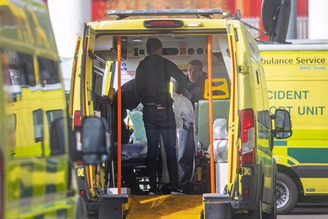 Trabajadores en una ambulancia en un hospital en Londres