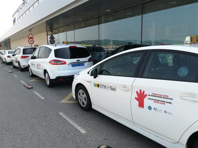 Los taxistas de Pamplona se suman a la campaña contra las agresiones sexistas