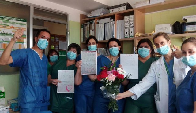 Personal sanitario con lcartas de ánimo remitidas por la ciudadanía