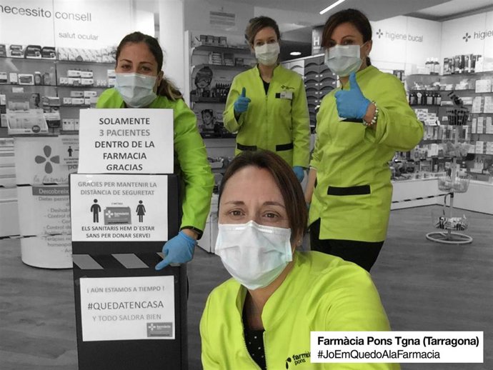Farmacéuticas de la Farmcia Pons de Tarragona, uno de los establecimientos de Ecoceutics de la campaña #yomequedoenlafarmacia contra el coronavirus