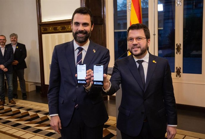 (I-D) El president del Parlament, Roger Torrent; y el vicepresident de la Generalitat, Pere Aragons, durante la entrega y presentación de los Presupuestos de la Generalitat de 2020 escenificado con el envío digital del documento a través de los móviles