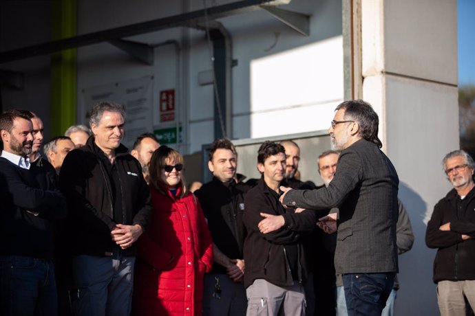 El president d'mnium Cultural, Jordi Cuixart (dech), parla amb els seus companys de l'empresa Aranow (situada en el polígon de Sentmenat),a la seva arribada des de la presó barcelonina de Lledoners A Barcelona (Catalunya, Espanya), a 13 de febrer de 20