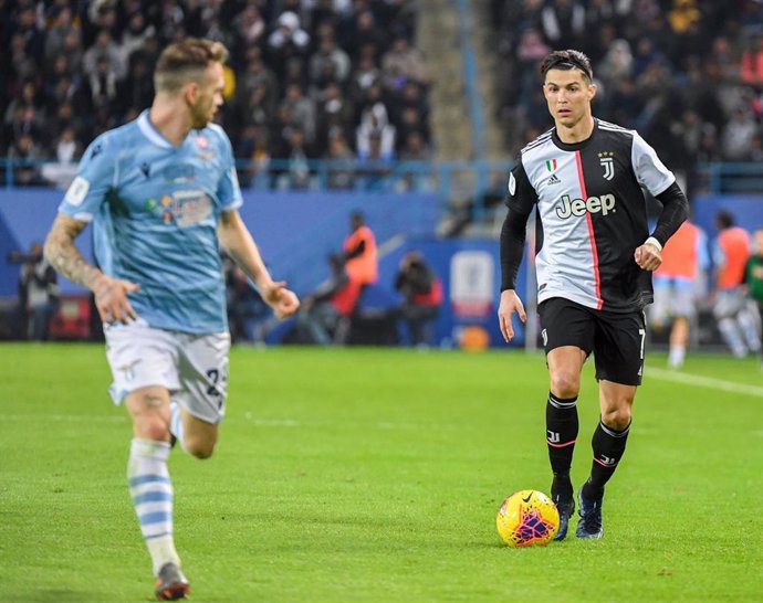 Cristiano Ronaldo conduce la pelota ante Manuel Lazzari en el Juventus-Lazio de la Supercopa de Italia 2019