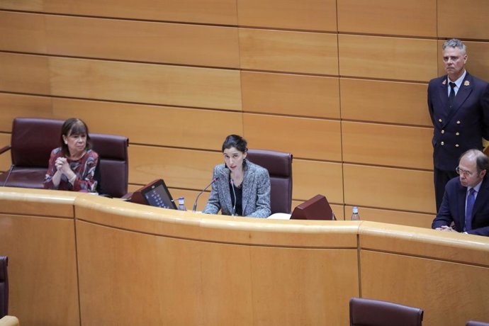 La vicepresidenta primera del Senado, Cristina Narbona (1i); el vicepresidente del Senado, Pío García Escudero (1d); y la presidenta de la Cámara Alta, Pilar Llop (2i),  