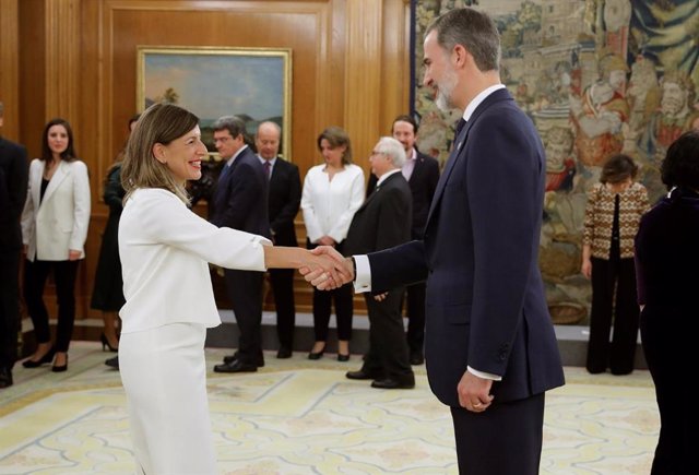 La nueva la ministra de Trabajo, Yolanda Díaz, saluda al Rey Felipe VI, tras la jura de su cargo en el Palacio de la Zarzuela de Madrid, a 13 de enero de 2020.