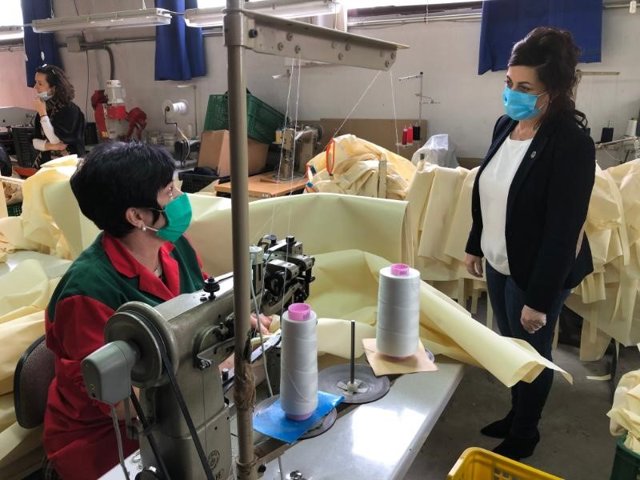 La presidenta del Gobierno riojlano, Concha Andreu, visita empresas de Arnedo que han fabricado material sanitario