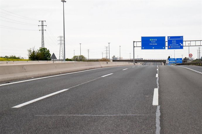 Imágenes de la A-4 en dirección Andalucía inusualmente vacía durante el Jueves Santo, 9 de abril de 2020