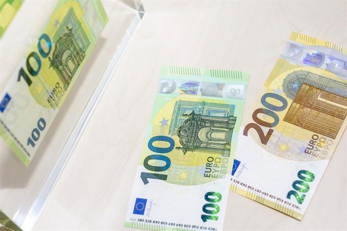 28 May 2019, Belgium, Brussels: The new 100 and 200 euro bank notes are pictured during a presentation event held at the Belgium national bank. Photo: Hatim Kaghat/BELGA/dpa