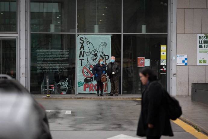 Personas en la Estación de Barcelona Sants durante el día en el que entra en vigor la limitación total de movimientos salvo de los trabajadores de actividades esenciales. En Barcelona (Catalunya, España) a 30 de marzo de 2020.