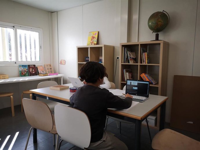 Un niño usa un ordenador para hacer ejercicios escolares.