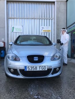 Desinfección de un vehículo taxi