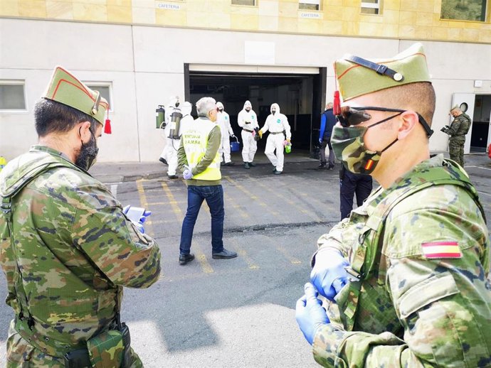 La Legión realiza tareas de desinfección en el Puerto de Almería