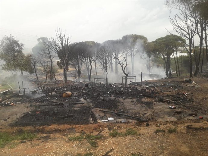 Imagen de una zona del asentamiento de Palos de la Frontera afectado por el incendio
