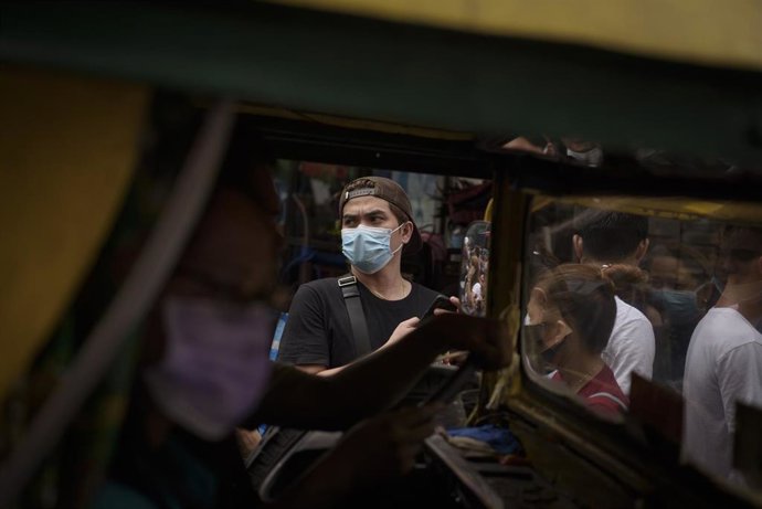 Un hombre en una calle de Filipinas con unas mascarilla por el coronavirus. 