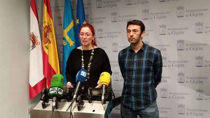 Juan Miguel Chaves Martínez, junto a la ex edil de Xixón Sí Puede Eestefanía Puente, durante una rueda de prensa en el Ayuntamiento de Gijón en 2019