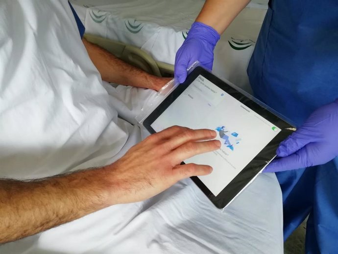 Un paciente con coronavirus dispone de tableta para hacer videollamada con sus familiares para llevar mejor el aislamiento