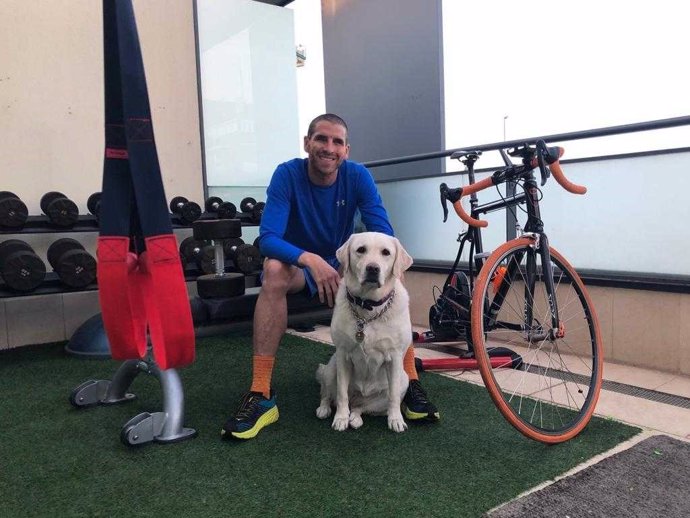 El triatleta con discapacidad visual José Luis García Serrano, 'Jota', en su casa