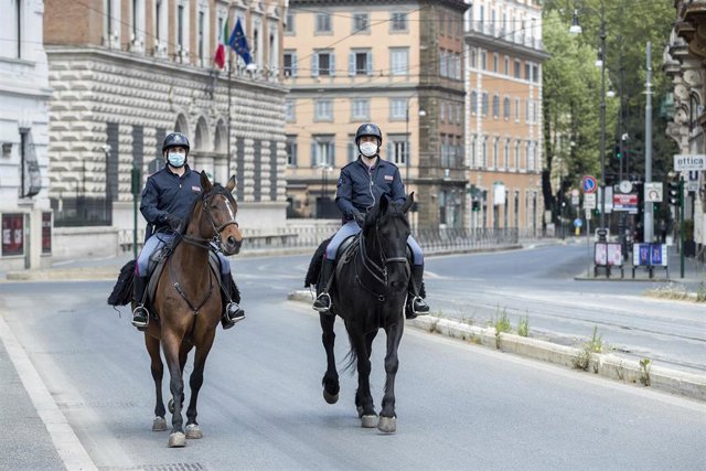 Policías a caballo patrullan Roma