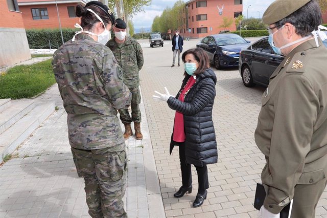 La ministra de Defensa, Margarita Robles, en su visita a la Brigada Almogávares VI de Paracaidistas (BRIPAC), ubicada en la localidad madrileña de Paracuellos del Jarama.