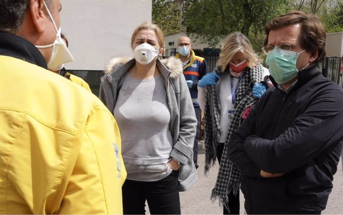 Almeida con miembros del Samur que han prestado servicio en Soria y Segovia