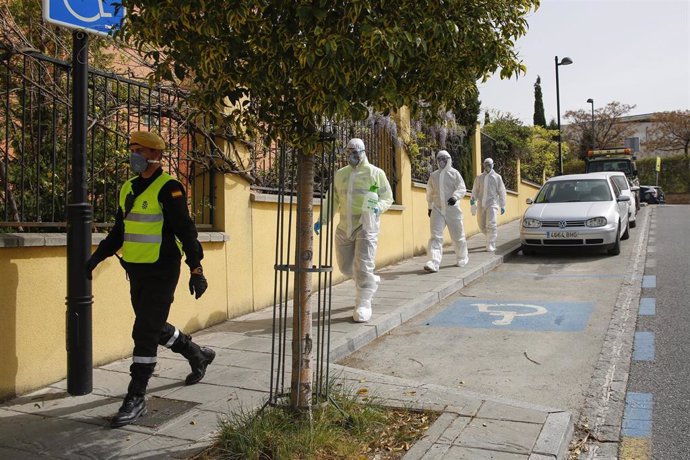 Miembros de la UME entrando en la residencia de mayores de La Zubia (Granada) para desinfectar por Coronavirus- AC-1. La Zubia (Granada) a 19 de marzo del 2020