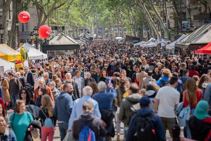 Las Ramblas de Barcelona se llenan de personas para disfrutar del día de Sant Jordi (archivo)