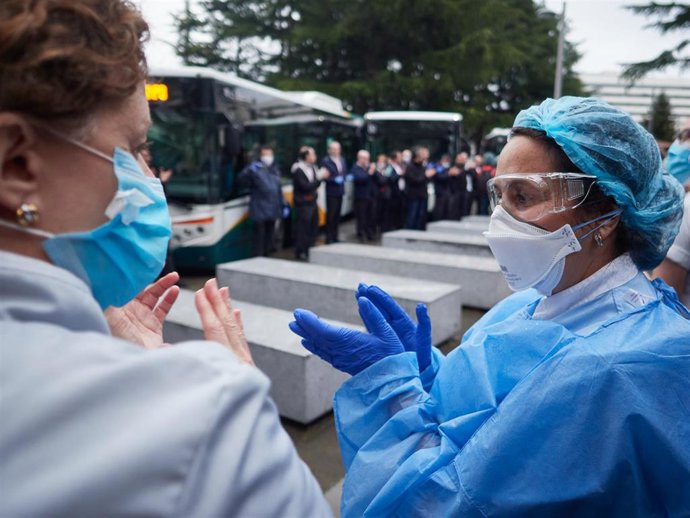 Varios sanitarios agradecen los aplausos durante el homenaje recibido por los trabajadores del transporte público en el Hospital de Navarra .
