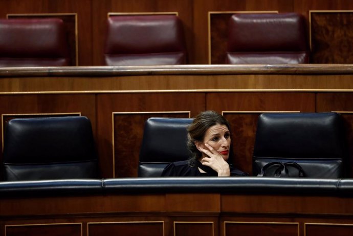 La ministra de Trabajo, Yolanda Díaz, al inicio del pleno celebrado este miércoles en el Congreso de los Diputados en Madrid. Además de la convalidación de los decretos económicos para paliar las consecuencias sociales de la pandemia del coronavirus, el