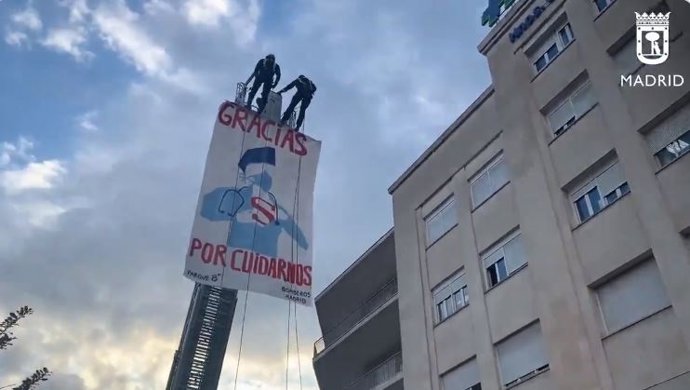 Bomberos rinden homenaje a los sanitarios del Hospital San Rafael.