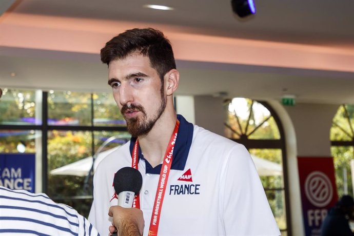 Nando De Colo en una recepción a la prensa con la selección francesa