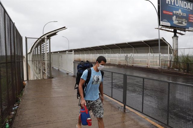 Un hombre con mascarilla por el coronavirus en el puente internacional que conecta Paraguay y Brasil